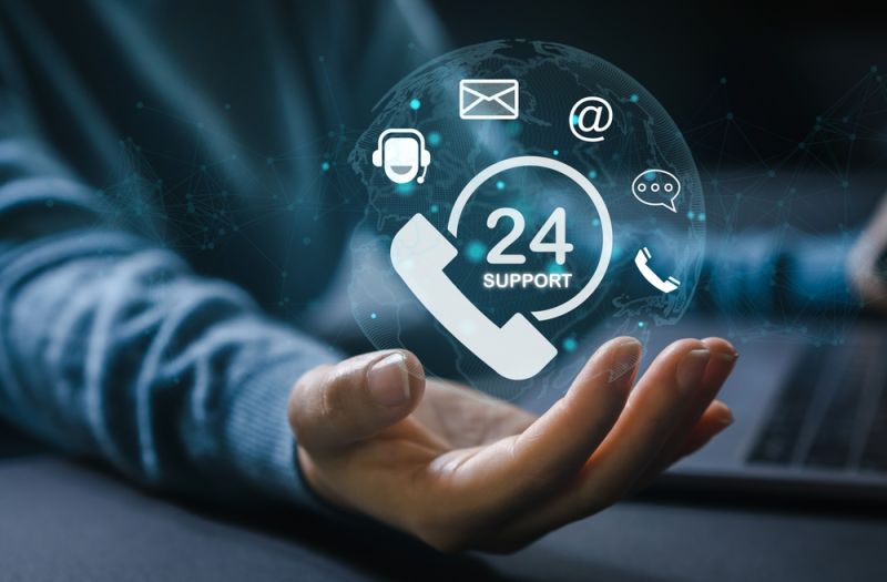 Mano con overlay virtual de teléfono