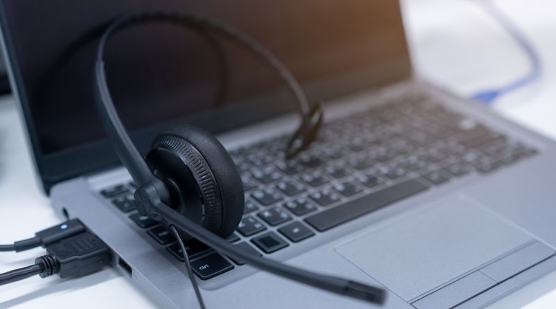 ordenador portátil y auriculares