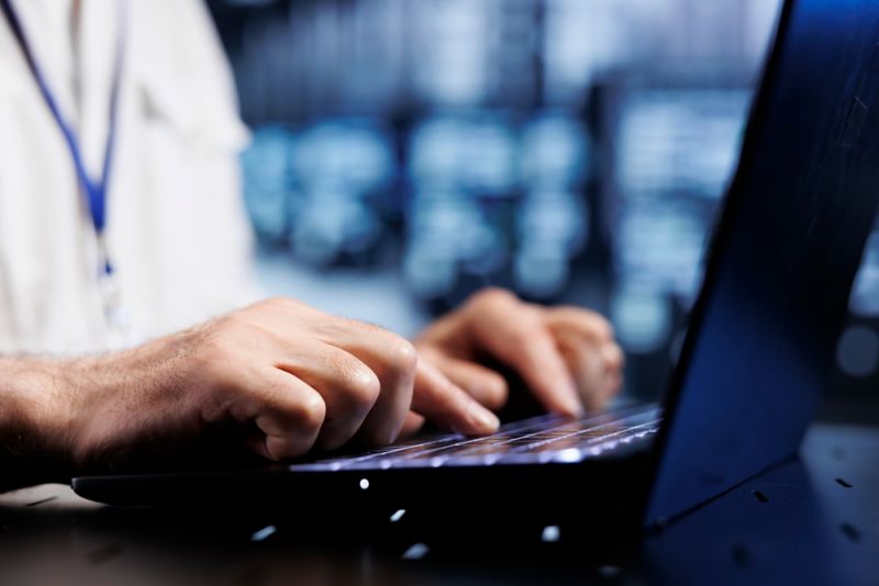 persona usando ordenador portátil