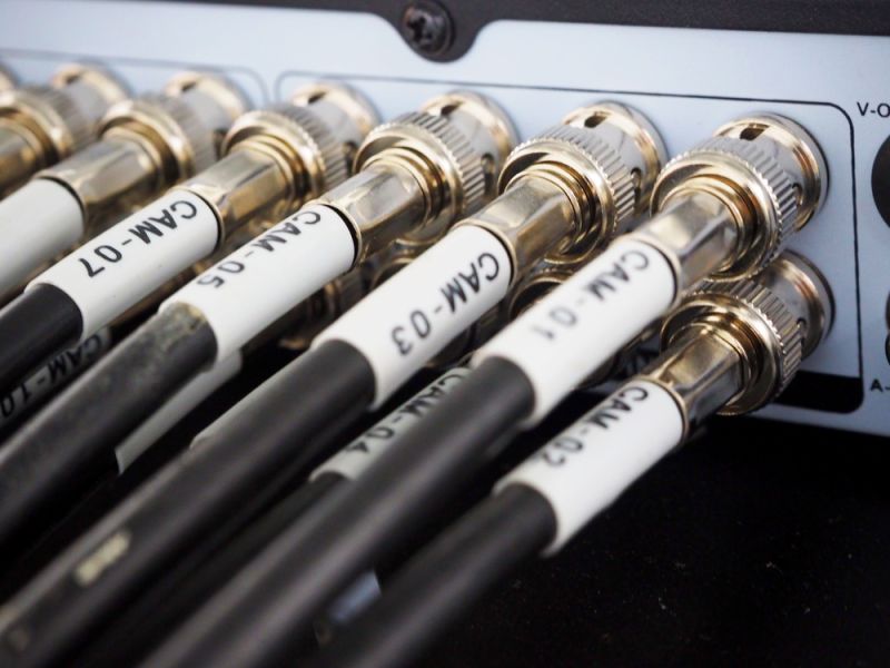 Cables conectados a dispositivo